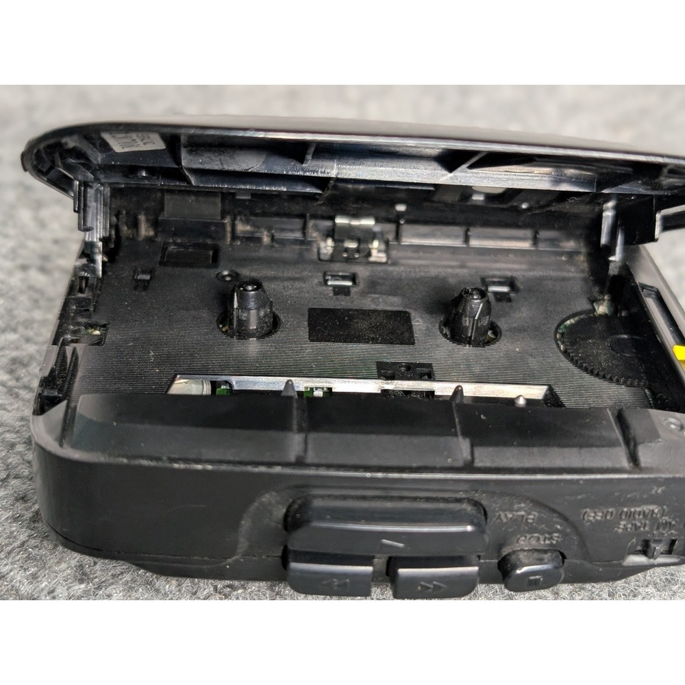 Sony Walkman FM/AM WM-FX103 Radio Cassette Player Mega Base Anti-Rolling Black - Picture 8 of 12